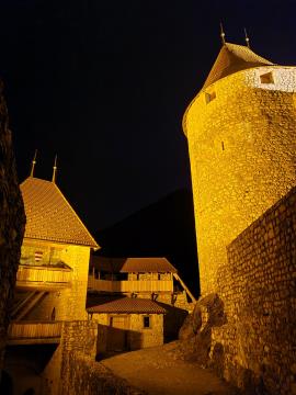 grad  Žovnek v zlati barvi. 